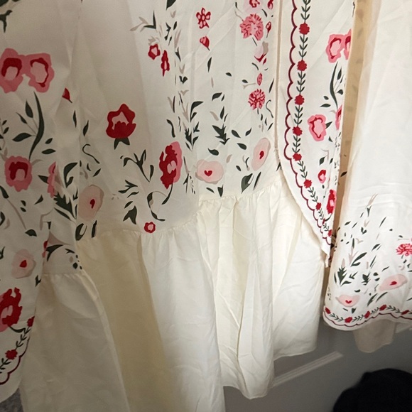 Cream Floral Maxi Dress With Flyaway Panels and Floral print design - Picture 2 of 3